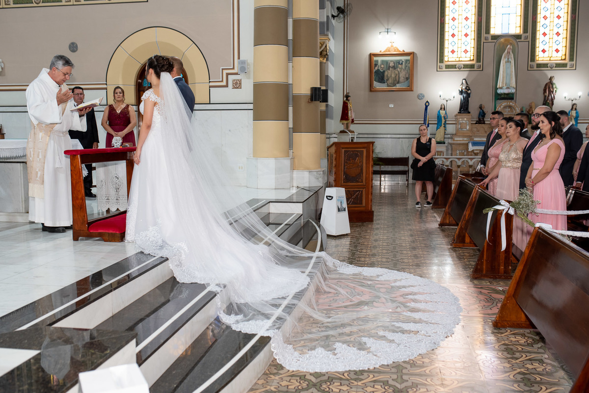 Cerimônia de casamento, vestido de noiva. terno do noivo. casamento na igreja. fotos de casamento. Casamento igreja católica. Paroquia nossa senhora da conceição, vila arens Jundiai 