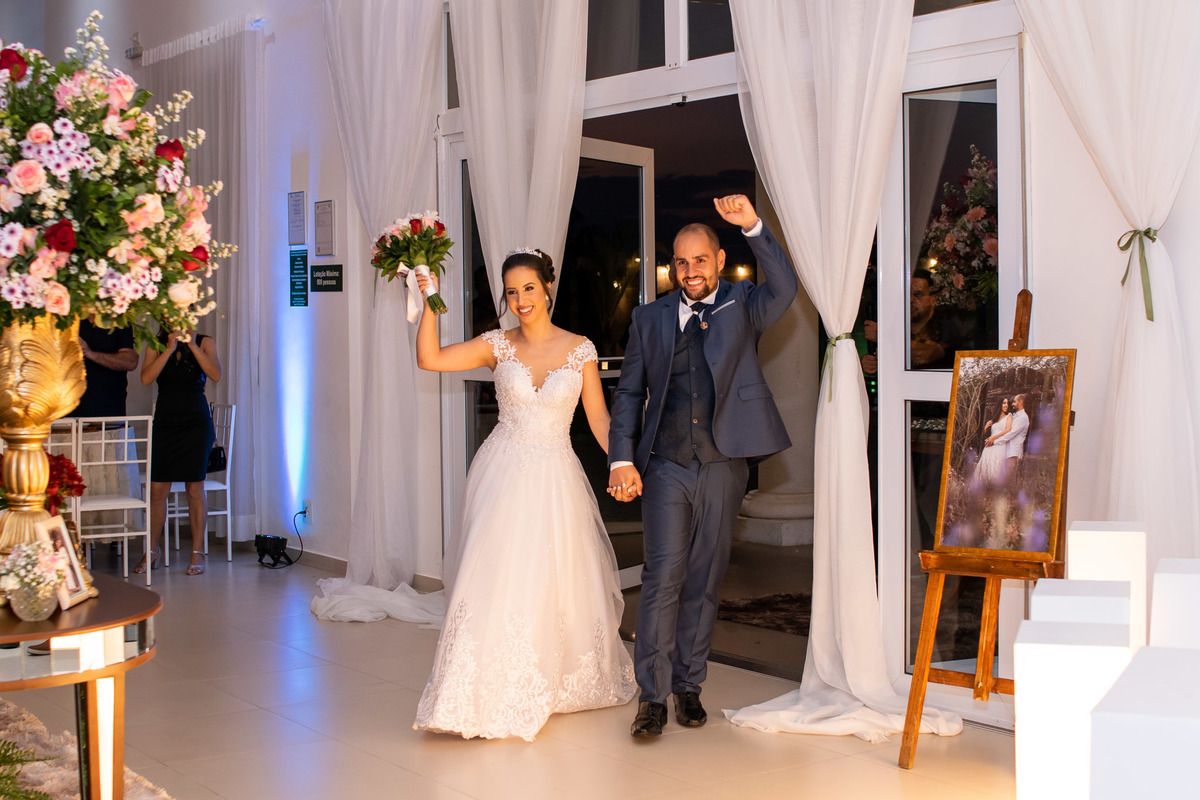 Vestido de noiva. terno do noivo. fotos de casamento. Espaço Florença, decoração casamento, festa casamento, madrinhas, padrinhos, inspirações fotos noivos 