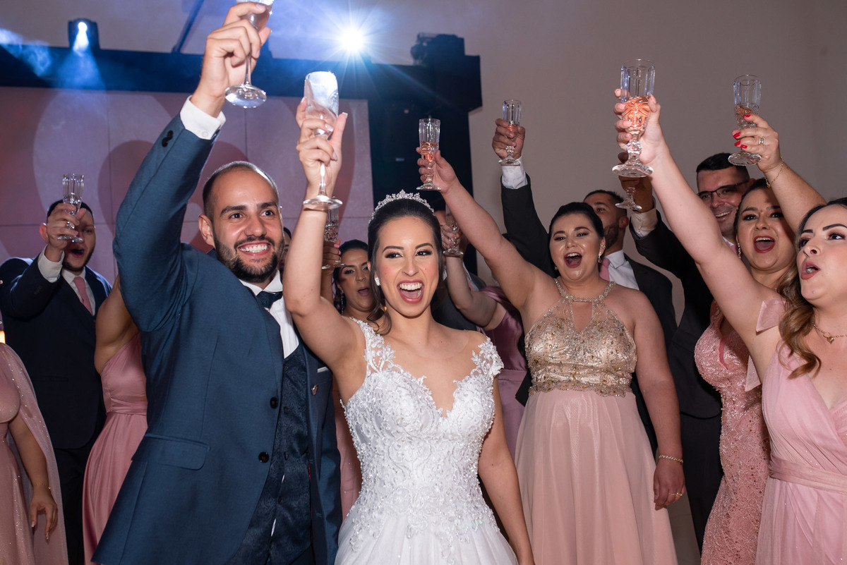 Vestido de noiva. terno do noivo. fotos de casamento. Espaço Florença, decoração casamento, festa casamento, madrinhas, padrinhos, inspirações fotos noivos 