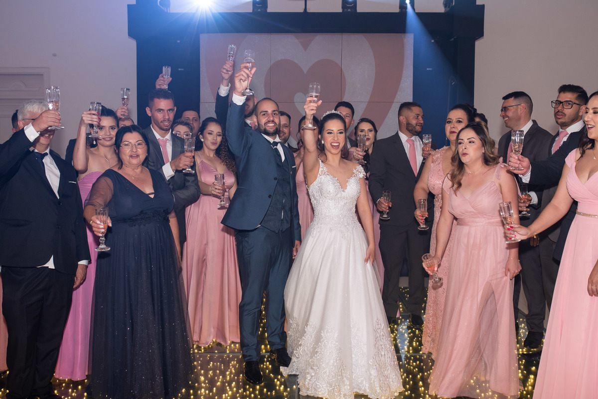 Vestido de noiva. terno do noivo. fotos de casamento. Espaço Florença, decoração casamento, festa casamento, madrinhas, padrinhos, inspirações fotos noivos 