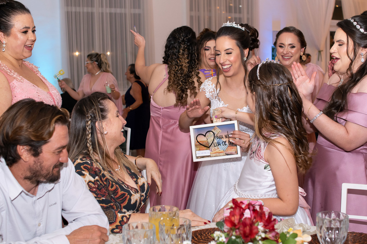 Vestido de noiva. terno do noivo. fotos de casamento. Espaço Florença, decoração casamento, festa casamento, madrinhas, padrinhos, inspirações fotos noivos 