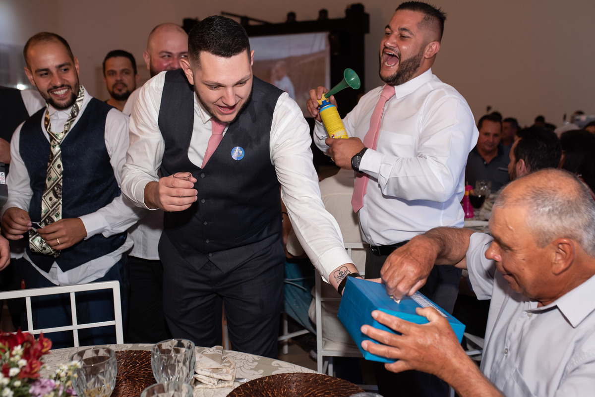 Vestido de noiva. terno do noivo. fotos de casamento. Espaço Florença, decoração casamento, festa casamento, madrinhas, padrinhos, inspirações fotos noivos gravata noivo