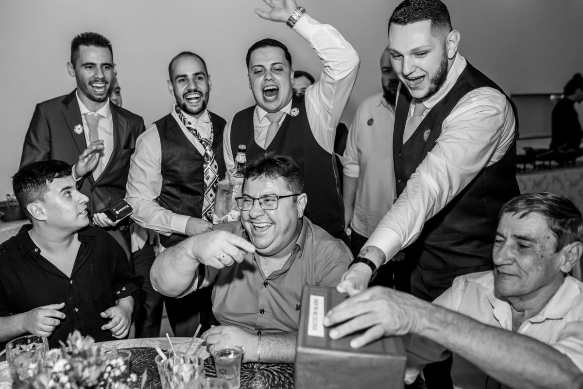 Vestido de noiva. terno do noivo. fotos de casamento. Espaço Florença, decoração casamento, festa casamento, madrinhas, padrinhos, inspirações fotos noivos gravata noivo