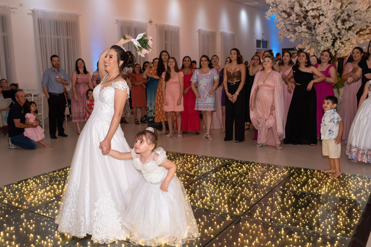 Vestido de noiva. terno do noivo. fotos de casamento. Espaço Florença, decoração casamento, festa casamento, madrinhas, padrinhos, inspirações fotos noivos 