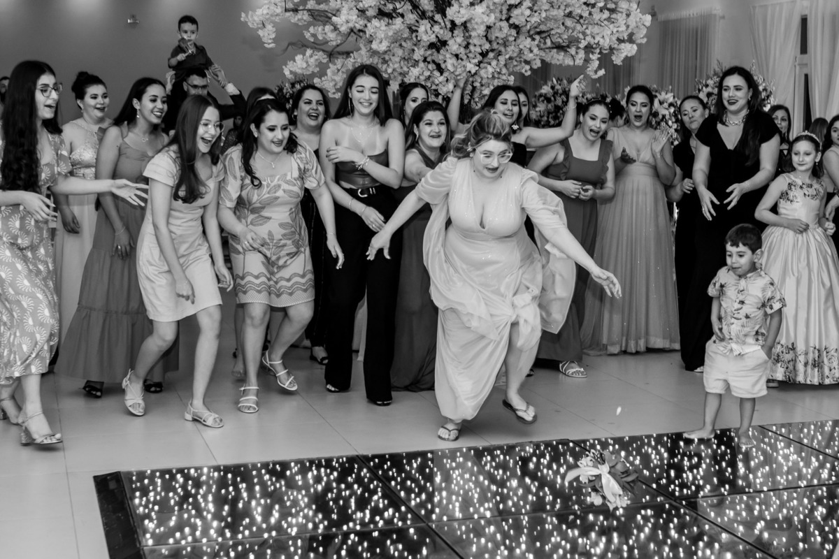 Vestido de noiva. terno do noivo. fotos de casamento. Espaço Florença, decoração casamento, festa casamento, madrinhas, padrinhos, inspirações fotos noivos 