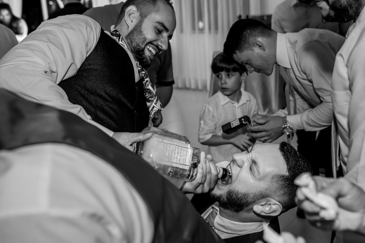 Vestido de noiva. terno do noivo. fotos de casamento. Espaço Florença, decoração casamento, festa casamento, madrinhas, padrinhos, inspirações fotos noivos gravata noivo