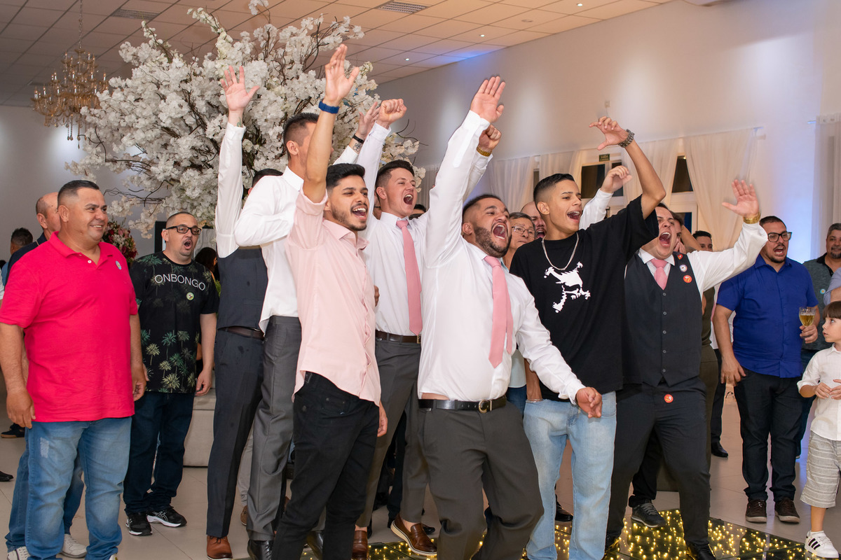 Vestido de noiva. terno do noivo. fotos de casamento. Espaço Florença, decoração casamento, festa casamento, madrinhas, padrinhos, inspirações fotos noivos gravata noivo