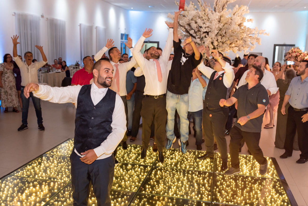 Vestido de noiva. terno do noivo. fotos de casamento. Espaço Florença, decoração casamento, festa casamento, madrinhas, padrinhos, inspirações fotos noivos gravata noivo