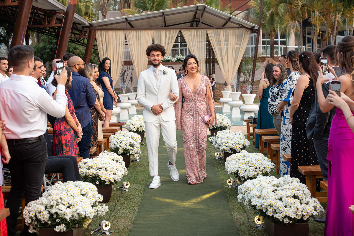 
Vestido de noiva. terno do noivo. fotos de casamento. Espaço Santa Filomena, decoração casamento, festa casamento, madrinhas, padrinhos, casamento ao ar livre, fotografo de casamento sorocaba,  fotos de casamento, fotografo de casamento jundiai,