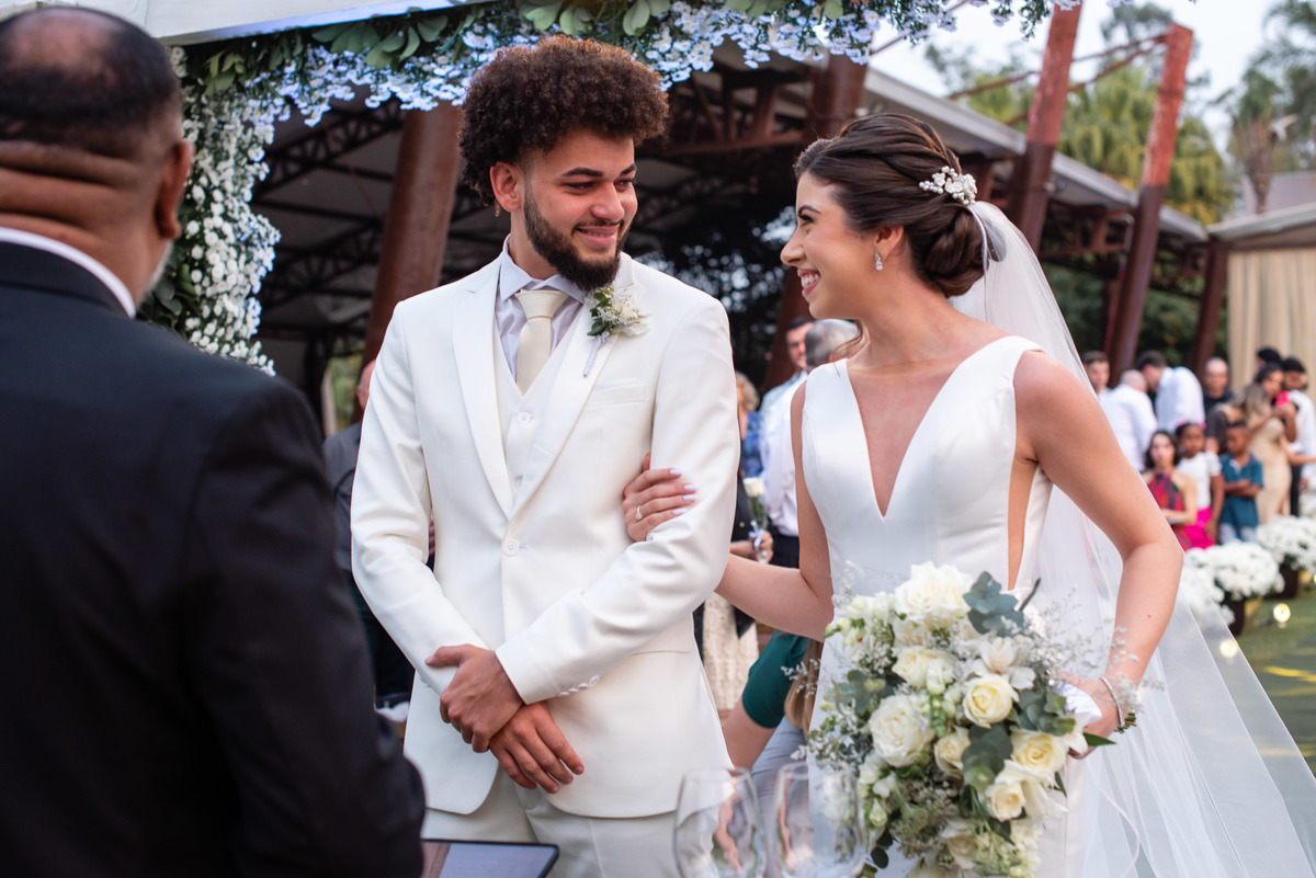 
Vestido de noiva. terno do noivo. fotos de casamento. Espaço Santa Filomena, decoração casamento, festa casamento, madrinhas, padrinhos, casamento ao ar livre, fotografo de casamento sorocaba,  fotos de casamento, fotografo de casamento jundiai,