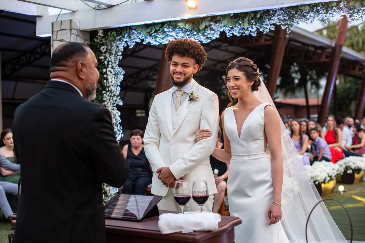 
Vestido de noiva. terno do noivo. fotos de casamento. Espaço Santa Filomena, decoração casamento, festa casamento, madrinhas, padrinhos, casamento ao ar livre, fotografo de casamento sorocaba,  fotos de casamento, fotografo de casamento jundiai,