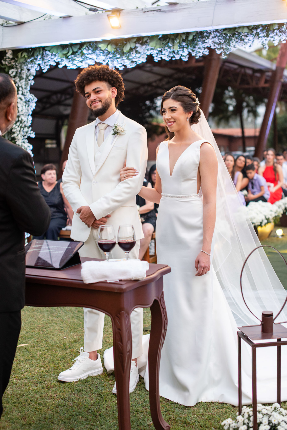 
Vestido de noiva. terno do noivo. fotos de casamento. Espaço Santa Filomena, decoração casamento, festa casamento, madrinhas, padrinhos, casamento ao ar livre, fotografo de casamento sorocaba,  fotos de casamento, fotografo de casamento jundiai,