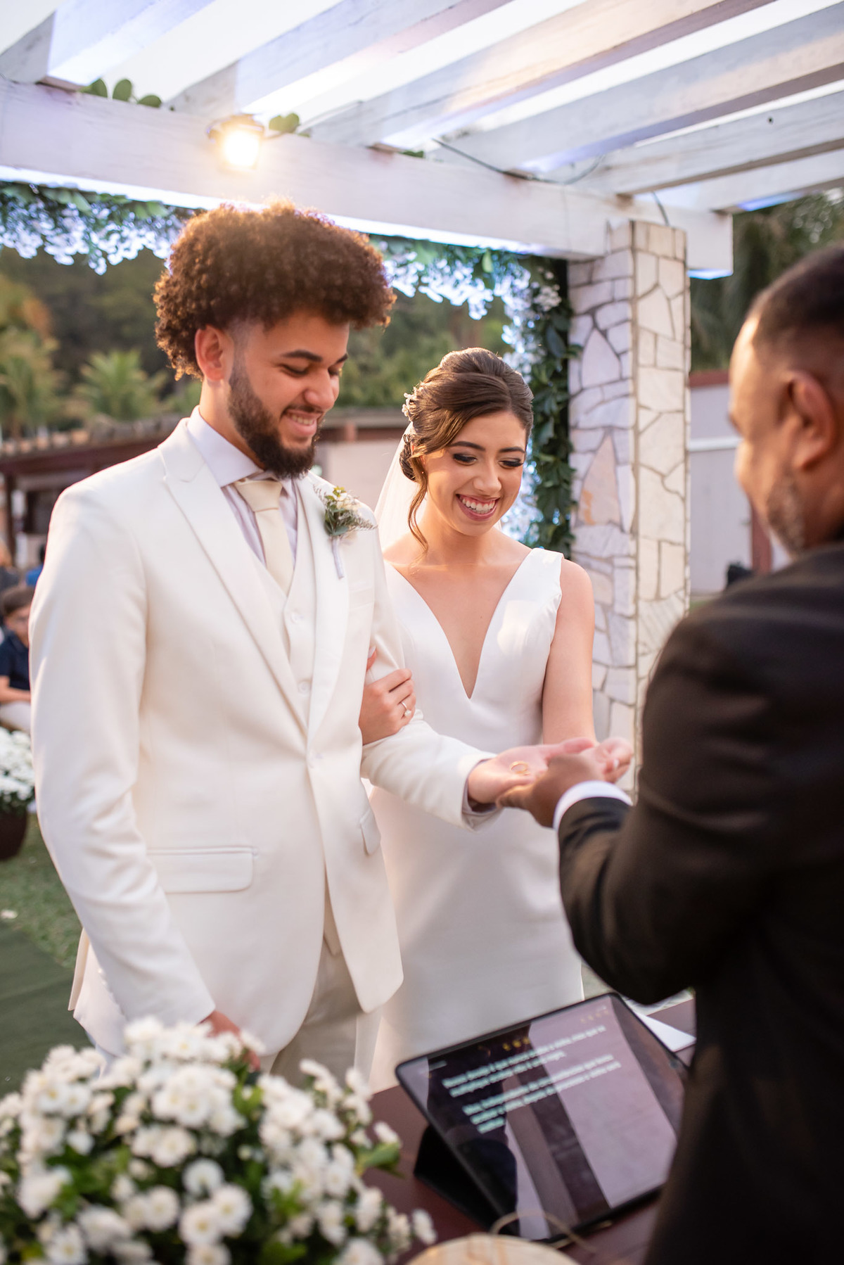 
Vestido de noiva. terno do noivo. fotos de casamento. Espaço Santa Filomena, decoração casamento, festa casamento, madrinhas, padrinhos, casamento ao ar livre, fotografo de casamento sorocaba,  fotos de casamento, fotografo de casamento jundiai,