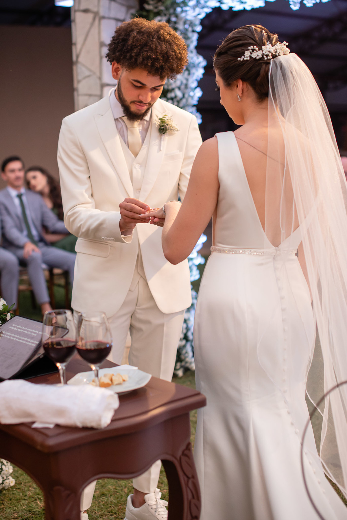 
Vestido de noiva. terno do noivo. fotos de casamento. Espaço Santa Filomena, decoração casamento, festa casamento, madrinhas, padrinhos, casamento ao ar livre, fotografo de casamento sorocaba,  fotos de casamento, fotografo de casamento jundiai,