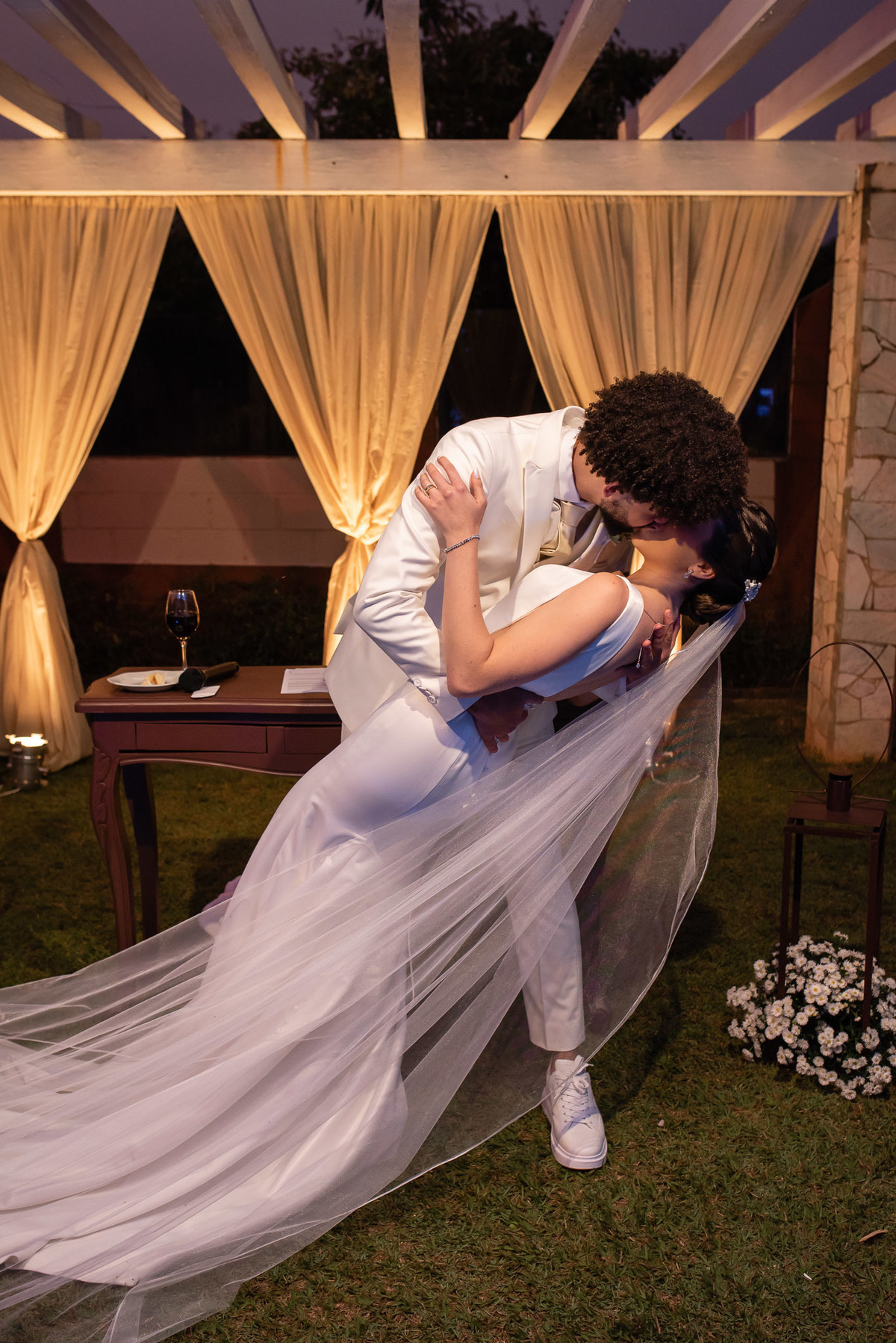 
Vestido de noiva. terno do noivo. fotos de casamento. Espaço Santa Filomena, decoração casamento, festa casamento, madrinhas, padrinhos, casamento ao ar livre, fotografo de casamento sorocaba,  fotos de casamento, fotografo de casamento jundiai,