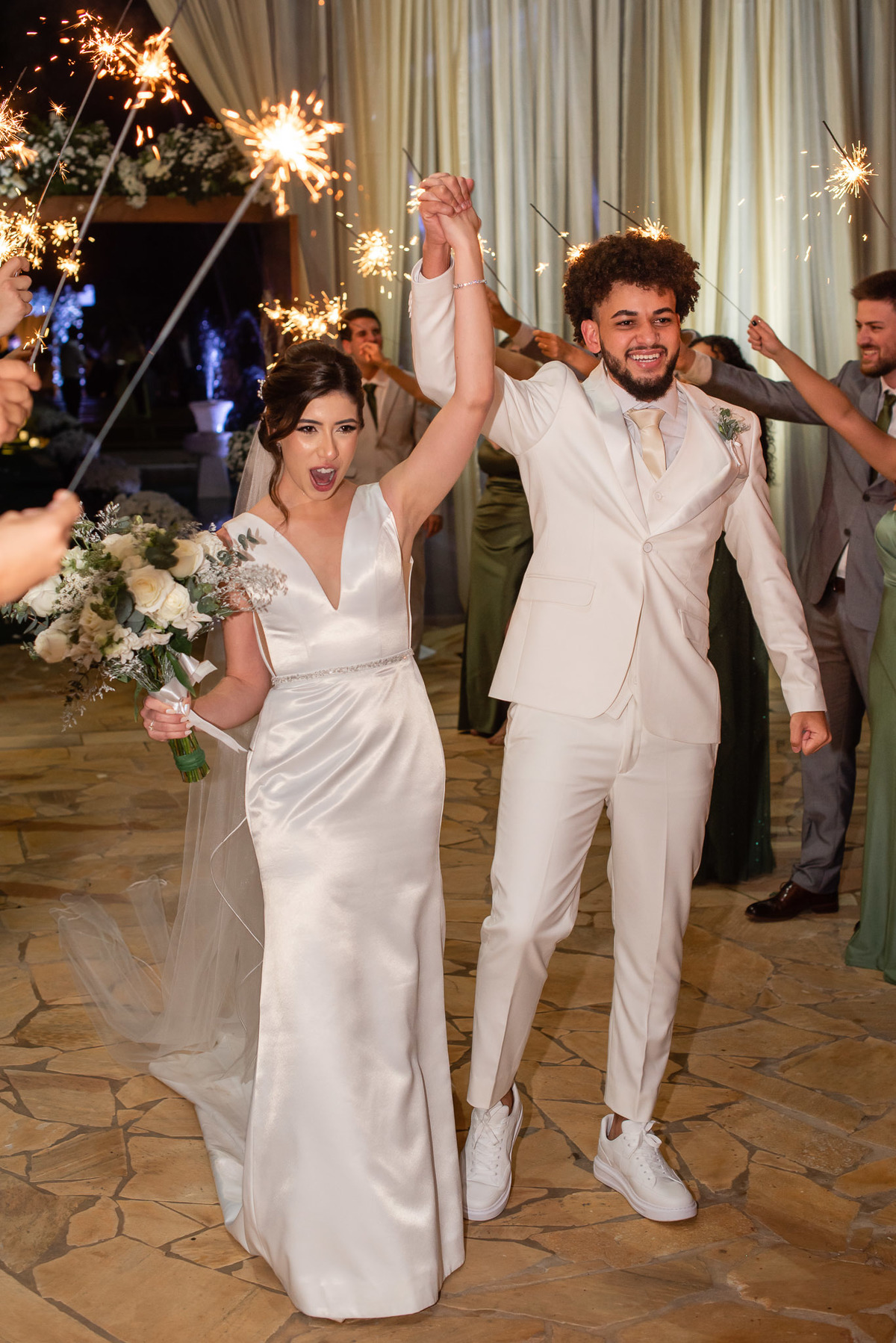 
Vestido de noiva. terno do noivo. fotos de casamento. Espaço Santa Filomena, decoração casamento, festa casamento, madrinhas, padrinhos, casamento ao ar livre, fotografo de casamento sorocaba,  fotos de casamento, fotografo de casamento jundiai,