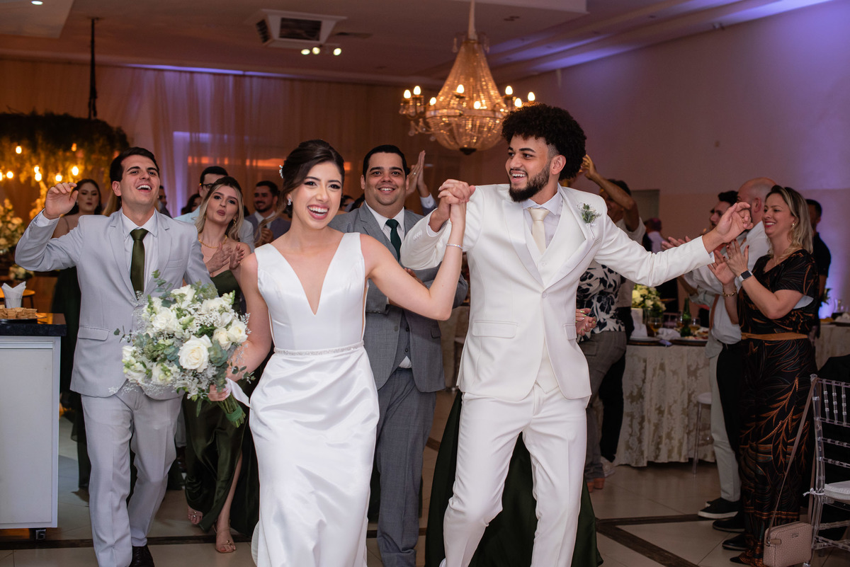 Vestido de noiva. terno do noivo. fotos de casamento. Espaço Santa Filomena, decoração casamento, festa casamento, fotografo de casamento sorocaba,  fotos de casamento, fotografo de casamento jundiai, festa de casamento