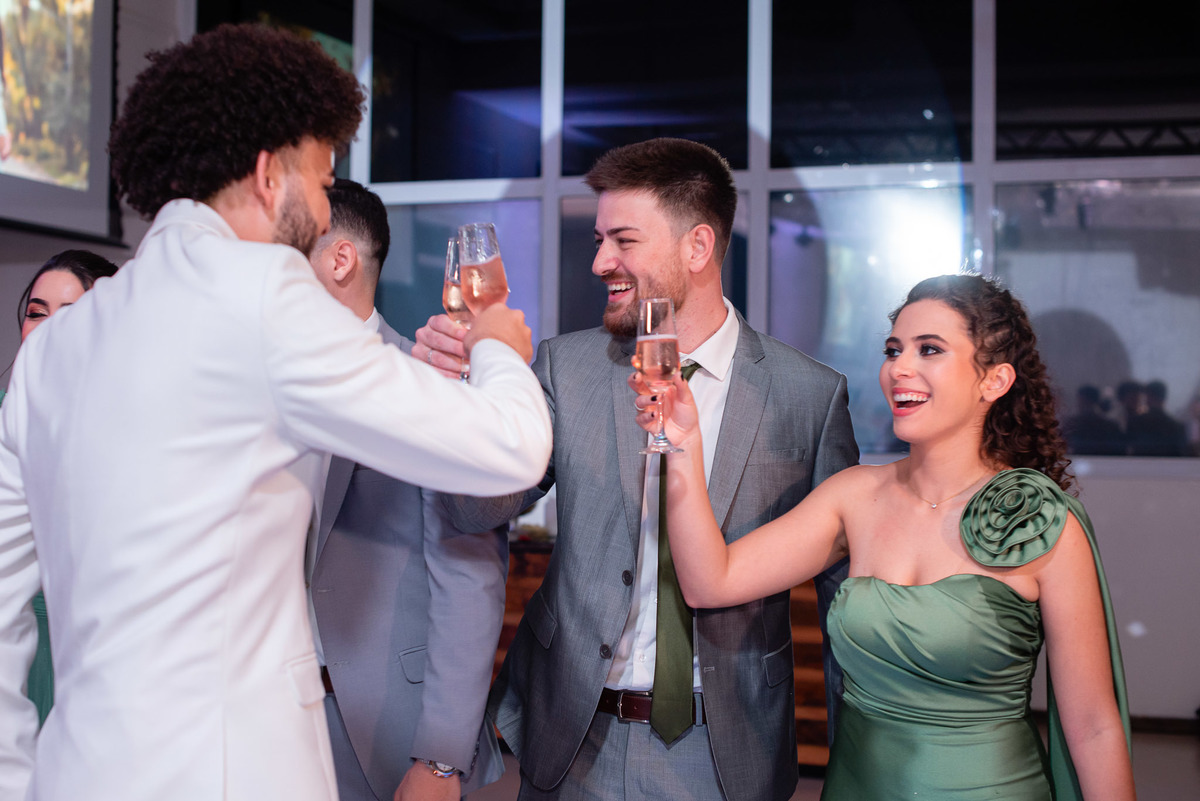 Vestido de noiva. terno do noivo. fotos de casamento. Espaço Santa Filomena, decoração casamento, festa casamento, fotografo de casamento sorocaba,  fotos de casamento, fotografo de casamento jundiai, festa de casamento