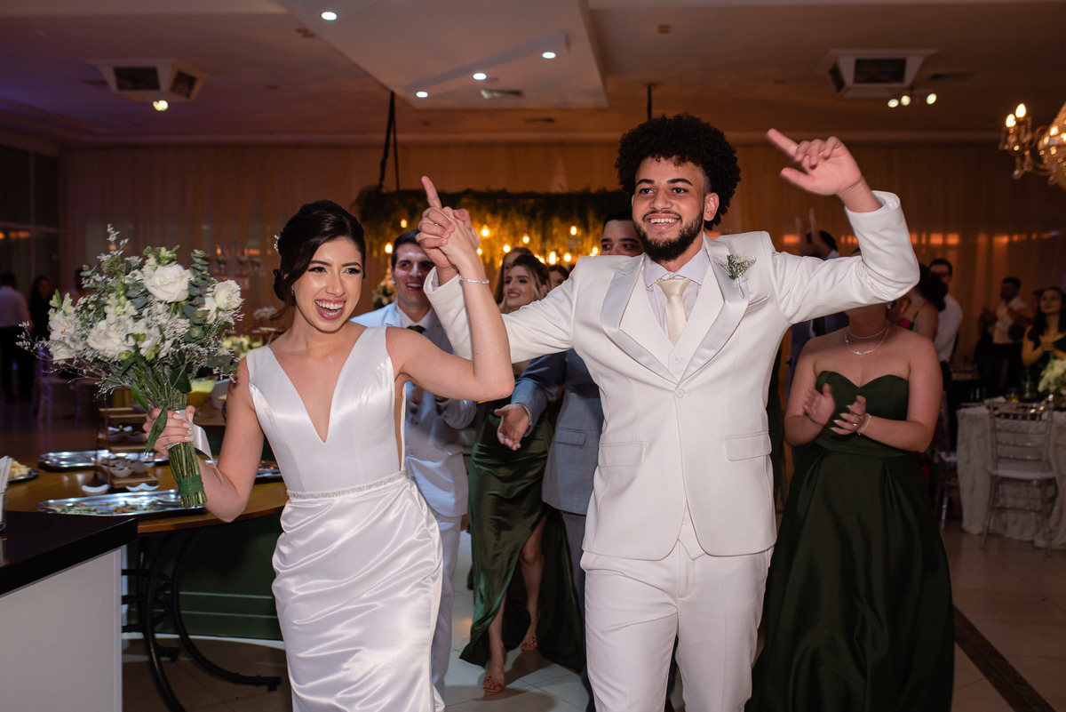 Vestido de noiva. terno do noivo. fotos de casamento. Espaço Santa Filomena, decoração casamento, festa casamento, fotografo de casamento sorocaba,  fotos de casamento, fotografo de casamento jundiai, festa de casamento