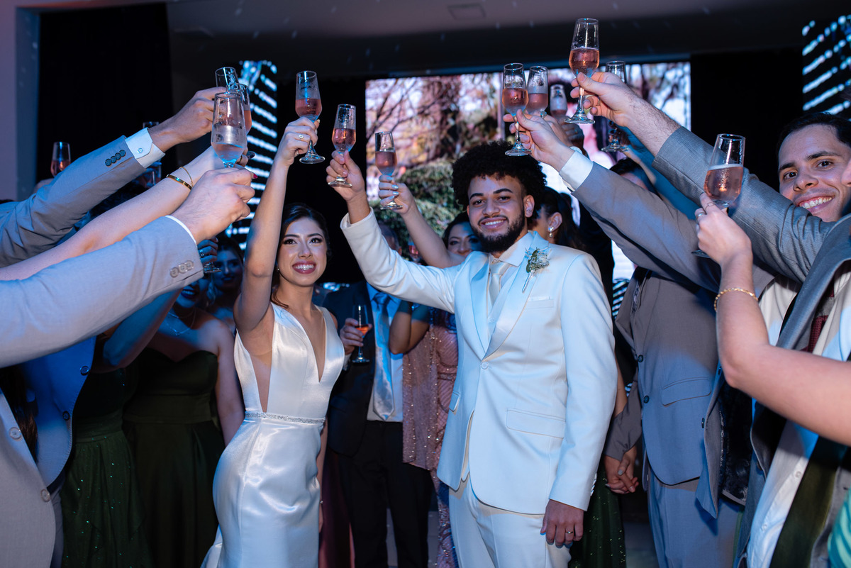 Vestido de noiva. terno do noivo. fotos de casamento. Espaço Santa Filomena, decoração casamento, festa casamento, fotografo de casamento sorocaba,  fotos de casamento, fotografo de casamento jundiai, festa de casamento