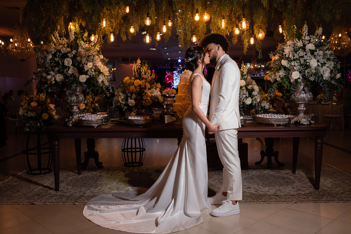 Vestido de noiva. terno do noivo. fotos de casamento. Espaço Santa Filomena, decoração casamento, festa casamento, fotografo de casamento sorocaba,  fotos de casamento, fotografo de casamento jundiai, festa de casamento
