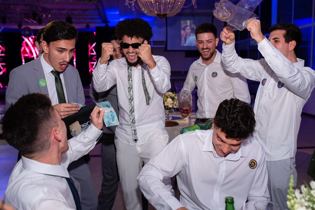 Vestido de noiva. terno do noivo. fotos de casamento. Espaço Santa Filomena, decoração casamento, festa casamento, fotografo de casamento sorocaba,  fotos de casamento, fotografo de casamento jundiai, festa de casamento, gravata noivo, balada casamento