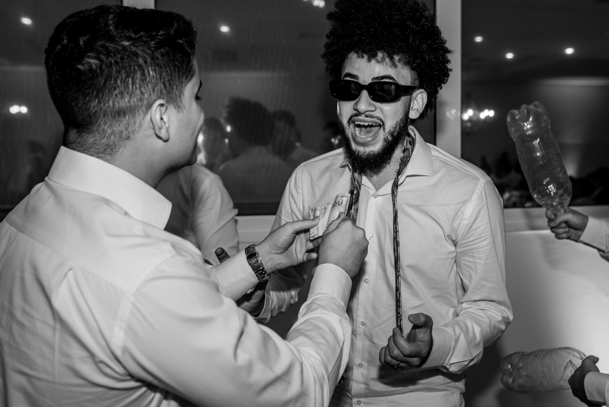 Vestido de noiva. terno do noivo. fotos de casamento. Espaço Santa Filomena, decoração casamento, festa casamento, fotografo de casamento sorocaba,  fotos de casamento, fotografo de casamento jundiai, festa de casamento, gravata noivo, balada casamento