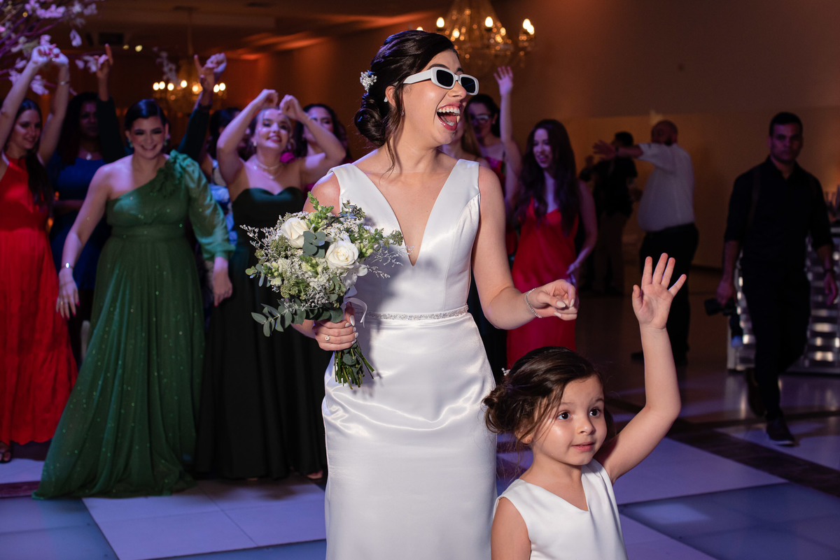 Vestido de noiva. terno do noivo. fotos de casamento. Espaço Santa Filomena, decoração casamento, festa casamento, fotografo de casamento sorocaba,  fotos de casamento, fotografo de casamento jundiai, festa de casamento, buque 