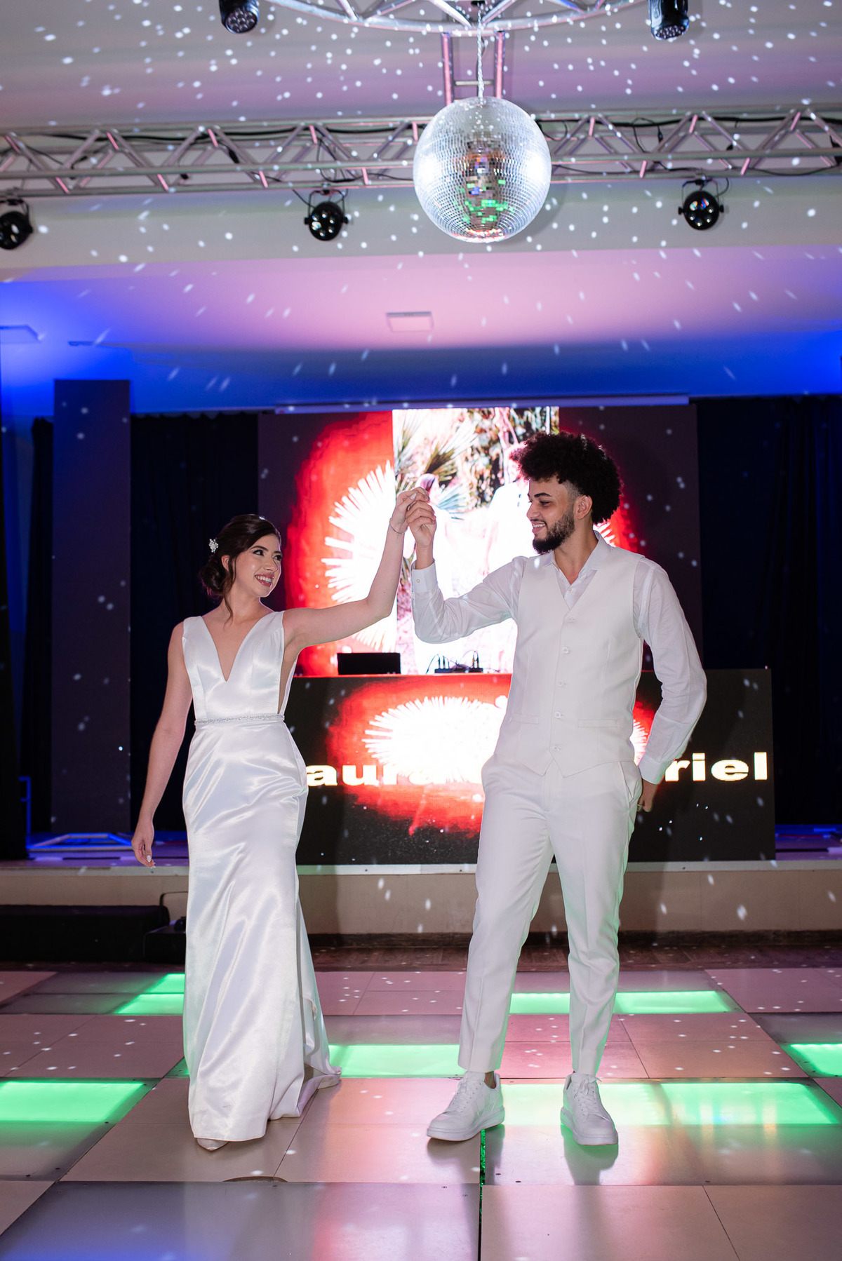 Vestido de noiva. terno do noivo. fotos de casamento. Espaço Santa Filomena, decoração casamento, festa casamento, fotografo de casamento sorocaba,  fotos de casamento, fotografo de casamento jundiai, festa de casamento, balada, valsa noivos