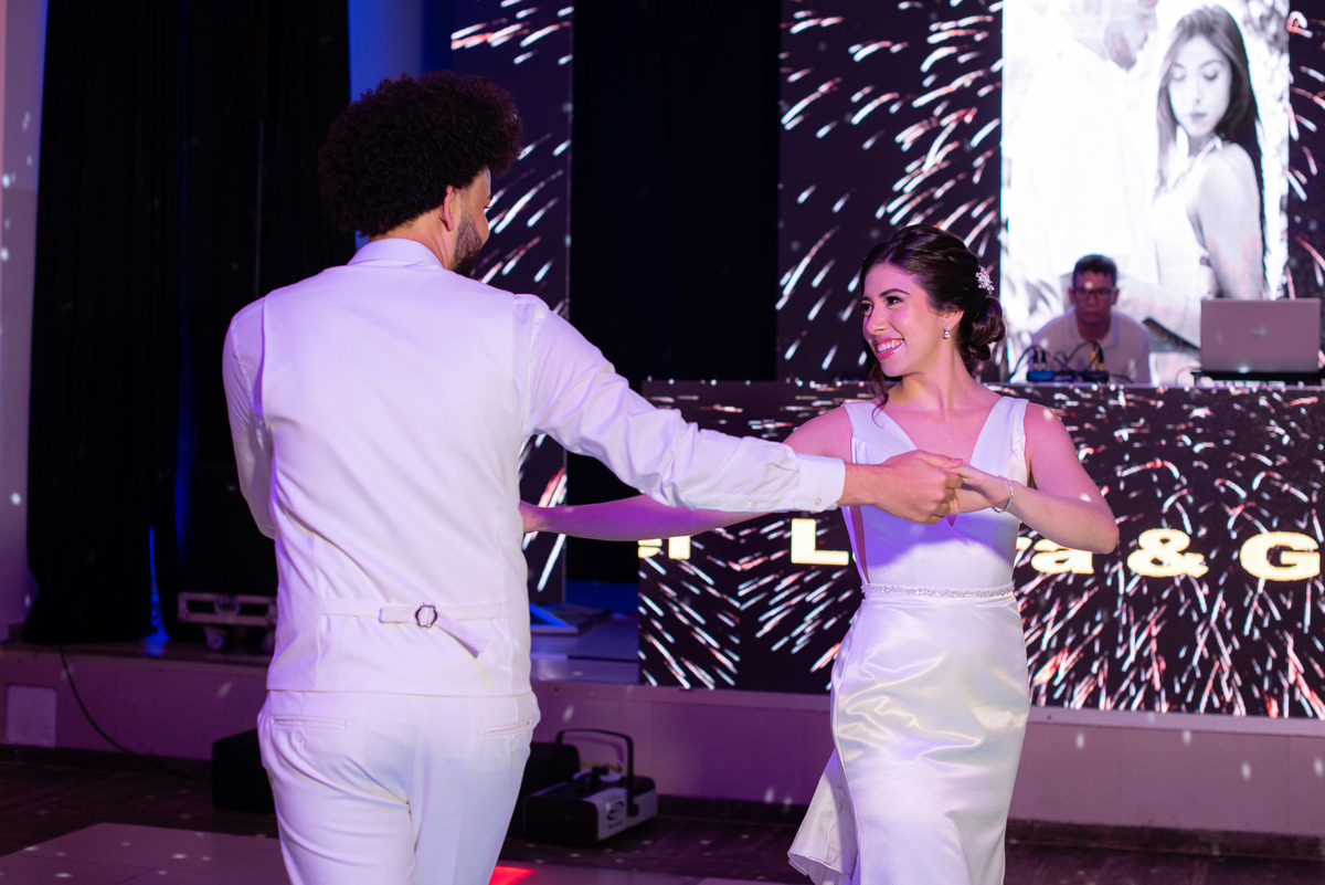 Vestido de noiva. terno do noivo. fotos de casamento. Espaço Santa Filomena, decoração casamento, festa casamento, fotografo de casamento sorocaba,  fotos de casamento, fotografo de casamento jundiai, festa de casamento, balada, valsa noivos