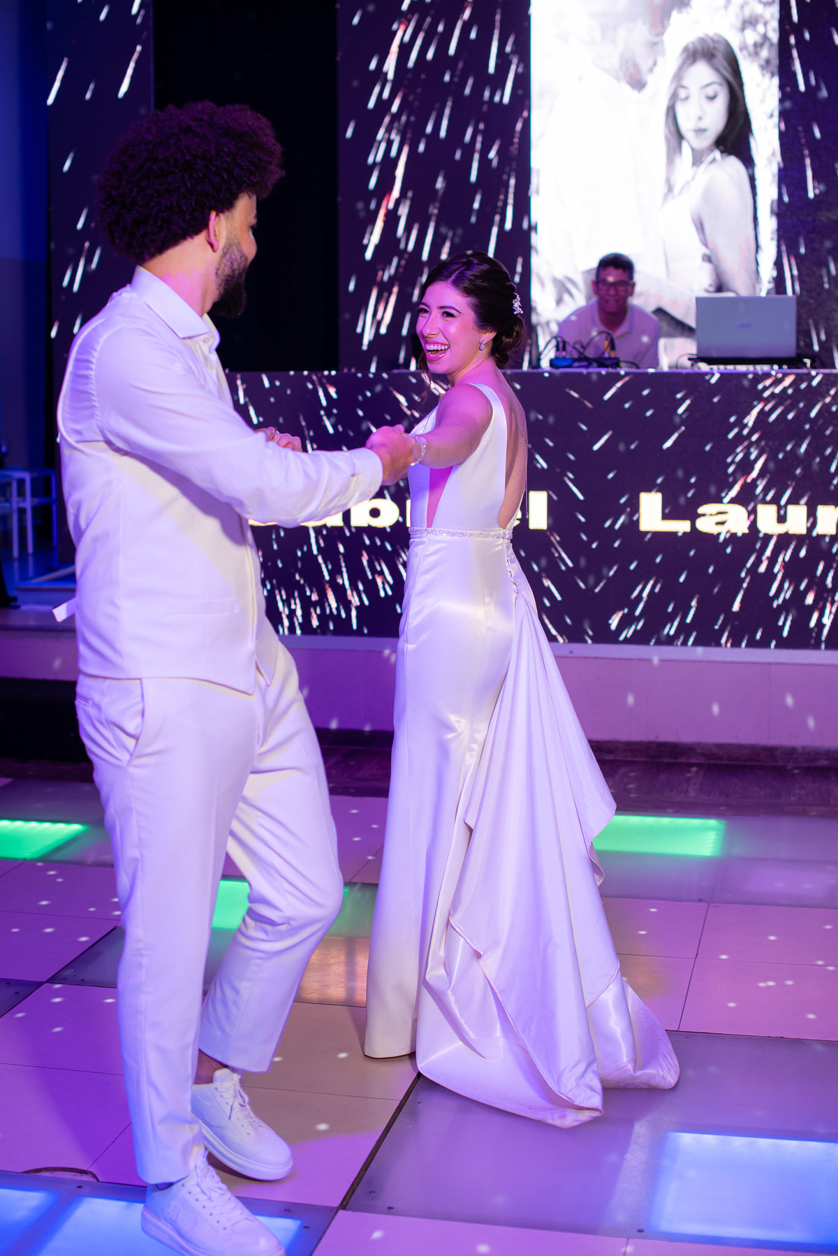 Vestido de noiva. terno do noivo. fotos de casamento. Espaço Santa Filomena, decoração casamento, festa casamento, fotografo de casamento sorocaba,  fotos de casamento, fotografo de casamento jundiai, festa de casamento, balada, valsa noivos