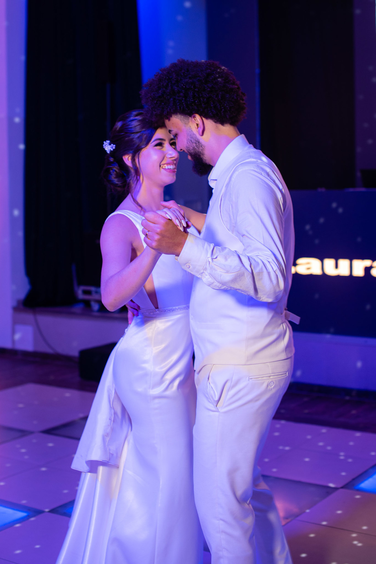 Vestido de noiva. terno do noivo. fotos de casamento. Espaço Santa Filomena, decoração casamento, festa casamento, fotografo de casamento sorocaba,  fotos de casamento, fotografo de casamento jundiai, festa de casamento, balada, valsa noivos