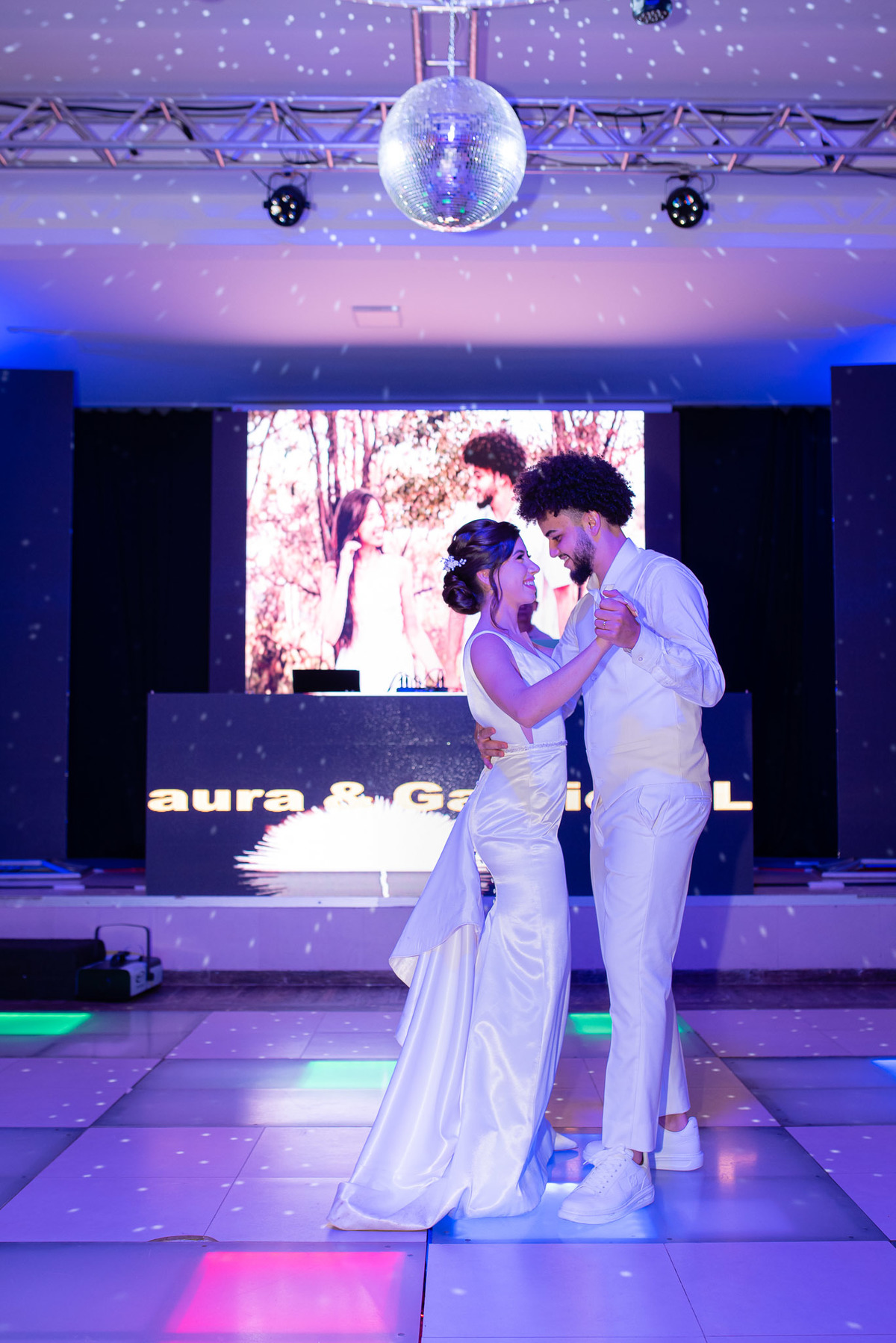 Vestido de noiva. terno do noivo. fotos de casamento. Espaço Santa Filomena, decoração casamento, festa casamento, fotografo de casamento sorocaba,  fotos de casamento, fotografo de casamento jundiai, festa de casamento, balada, valsa noivos