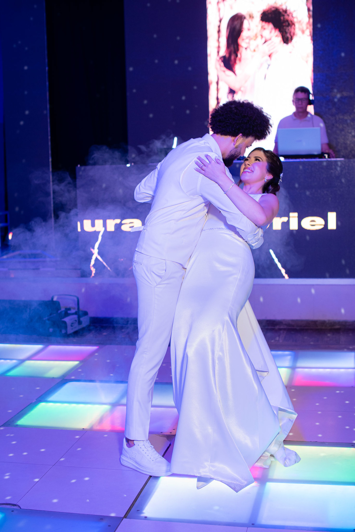 Vestido de noiva. terno do noivo. fotos de casamento. Espaço Santa Filomena, decoração casamento, festa casamento, fotografo de casamento sorocaba,  fotos de casamento, fotografo de casamento jundiai, festa de casamento, balada, valsa noivos