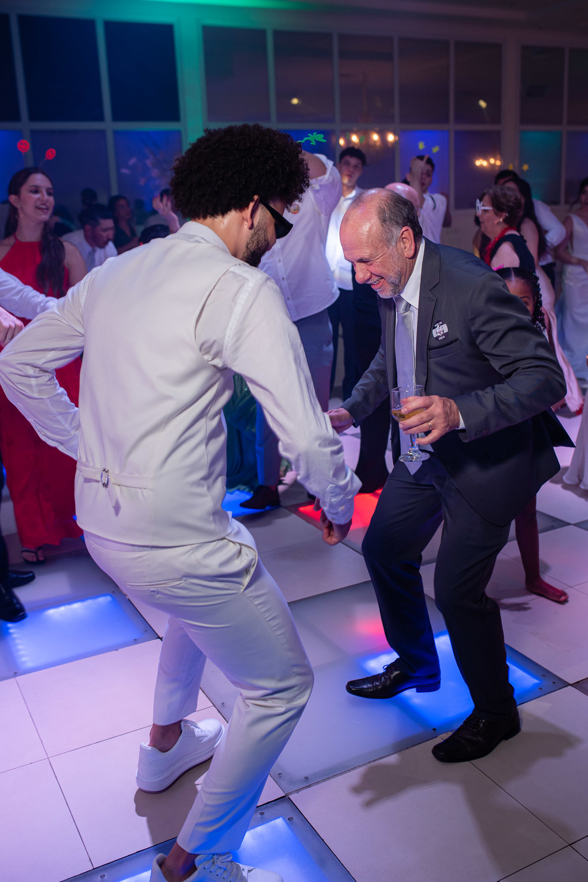 Vestido de noiva. terno do noivo. fotos de casamento. Espaço Santa Filomena, decoração casamento, festa casamento, fotografo de casamento sorocaba,  fotos de casamento, fotografo de casamento jundiai, festa de casamento, balada, valsa noivos