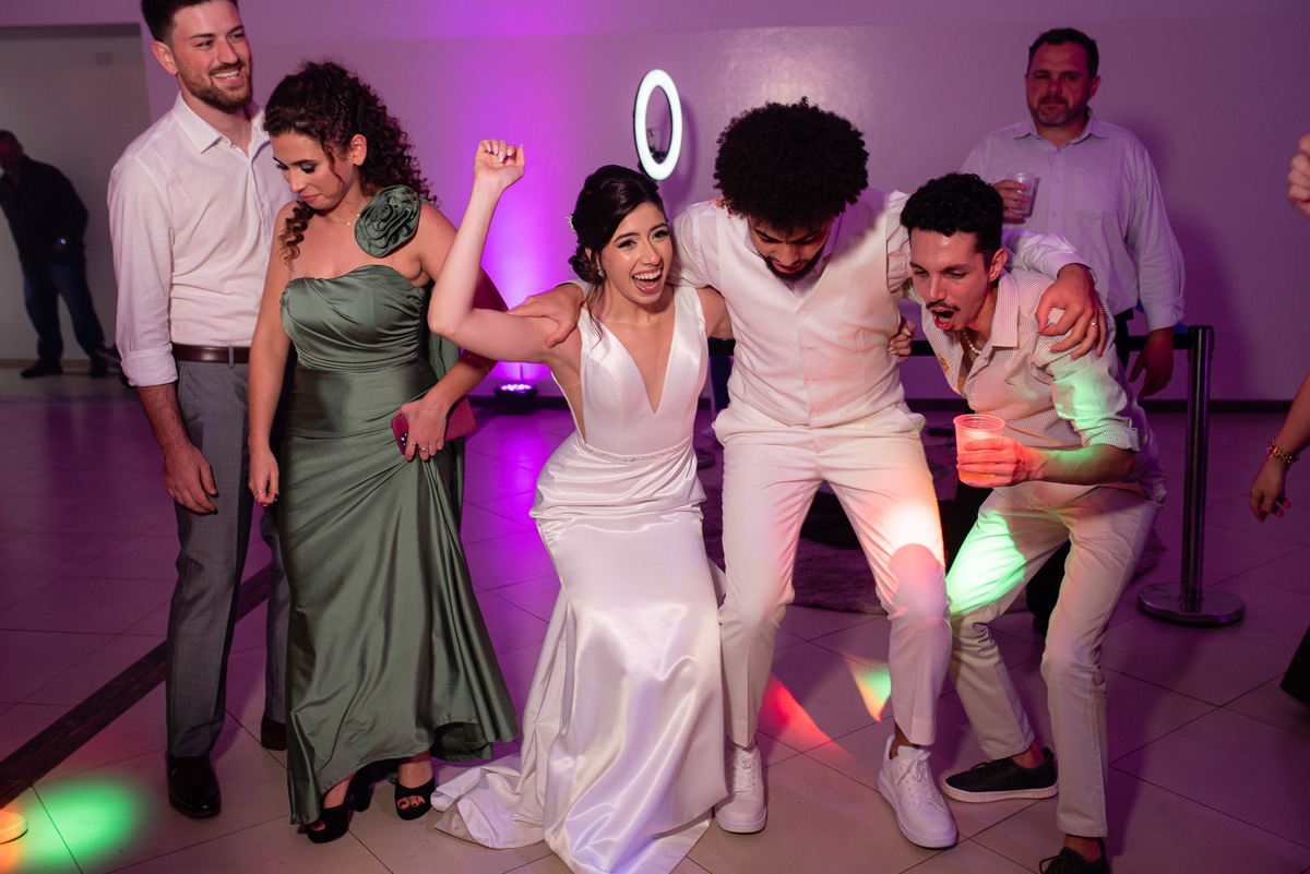 Vestido de noiva. terno do noivo. fotos de casamento. Espaço Santa Filomena, decoração casamento, festa casamento, fotografo de casamento sorocaba,  fotos de casamento, fotografo de casamento jundiai, festa de casamento, balada, valsa noivos