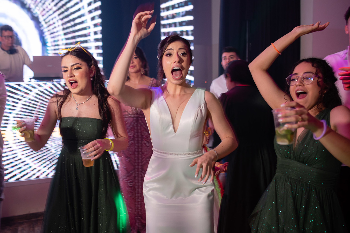 Vestido de noiva. terno do noivo. fotos de casamento. Espaço Santa Filomena, decoração casamento, festa casamento, fotografo de casamento sorocaba,  fotos de casamento, fotografo de casamento jundiai, festa de casamento, balada, valsa noivos