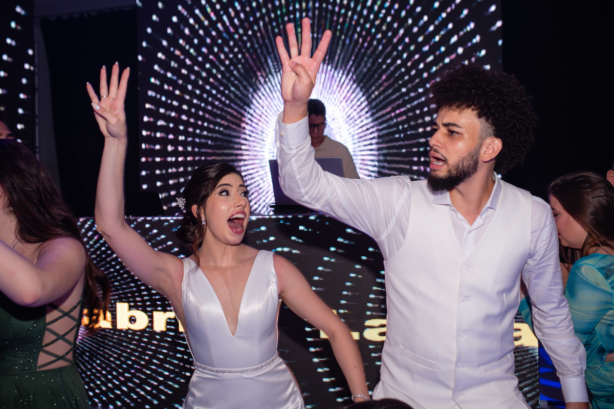 Vestido de noiva. terno do noivo. fotos de casamento. Espaço Santa Filomena, decoração casamento, festa casamento, fotografo de casamento sorocaba,  fotos de casamento, fotografo de casamento jundiai, festa de casamento, balada, valsa noivos