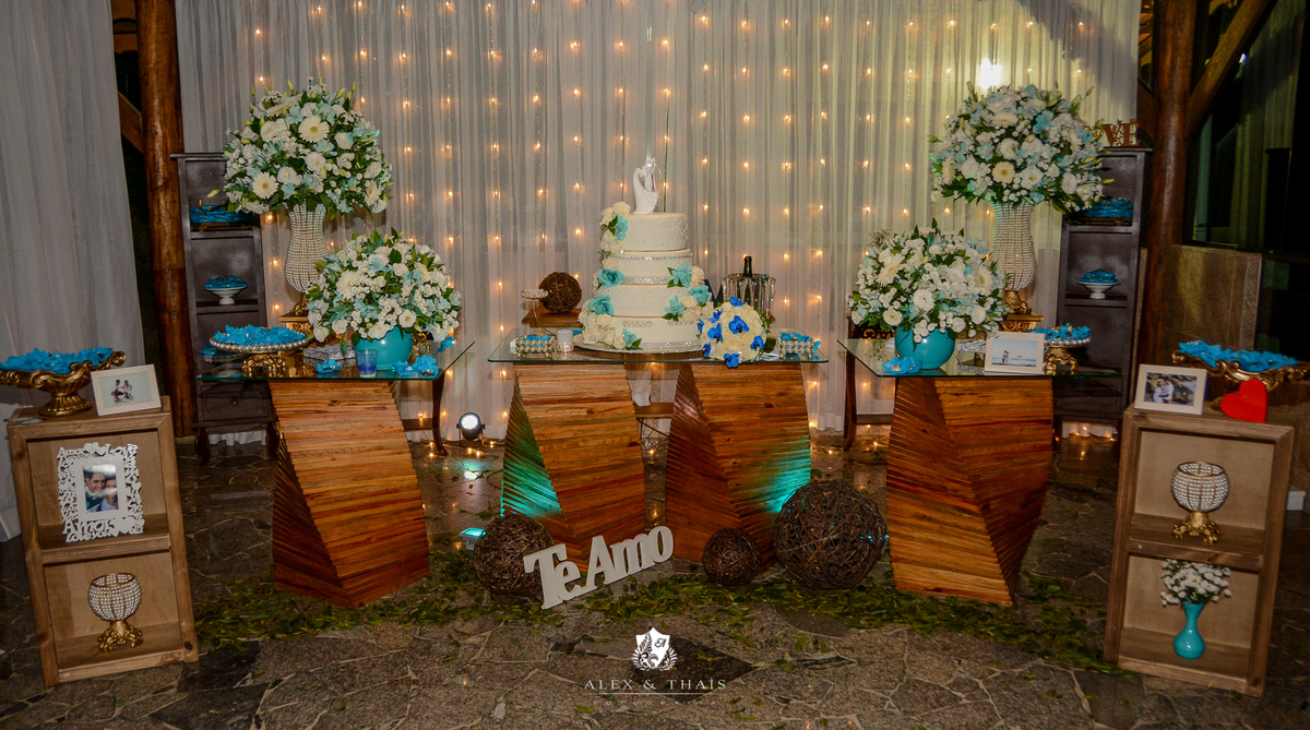 Decoração do casamento, mesa de bolo do casamento, doces e flores