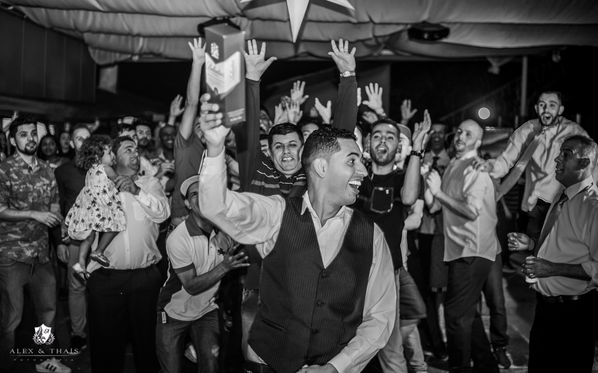 Cuidado ae  srsr quem pega o whisky?  chacara happy day varzea paulista