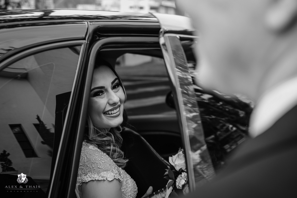 Momento especial em que seu pai recebe a noiva Yasmin Ferreira no Carro da noiva One Gold