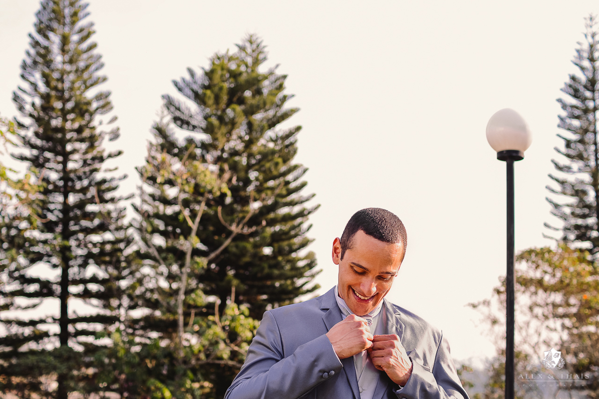 Ultimo ajuste gravata do noivo. Casamento Paloma & felipe, Espaço Rosamel, alex e thais fotografia.