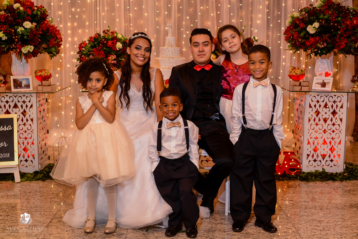 Fotos mesa do bolo, pajens e noivinhas dos noivos Larissa e Vitor no salão Paraiso.