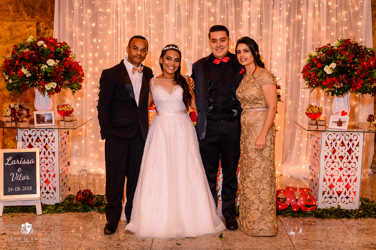 Fotos mesa do bolo, pais dos noivos Larissa e Vitor no salão Paraiso.