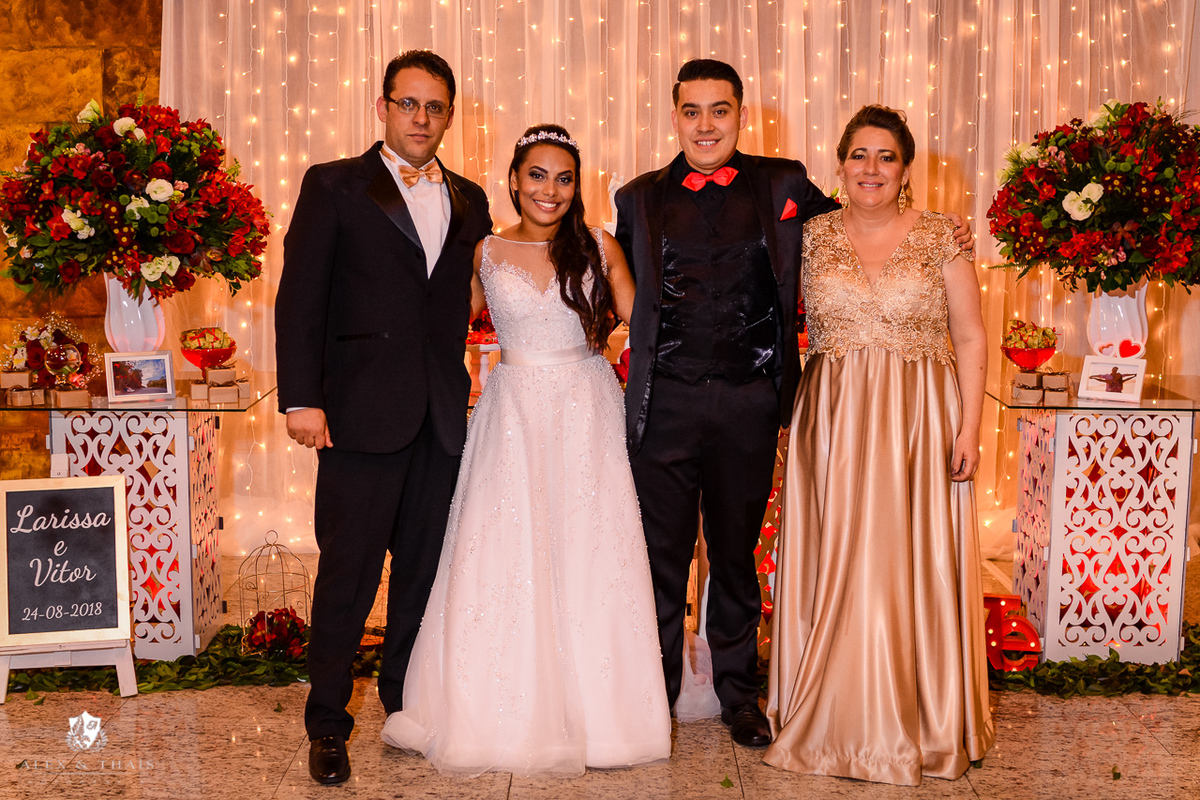 Fotos mesa do bolo, pais dos noivos Larissa e Vitor no salão Paraiso.