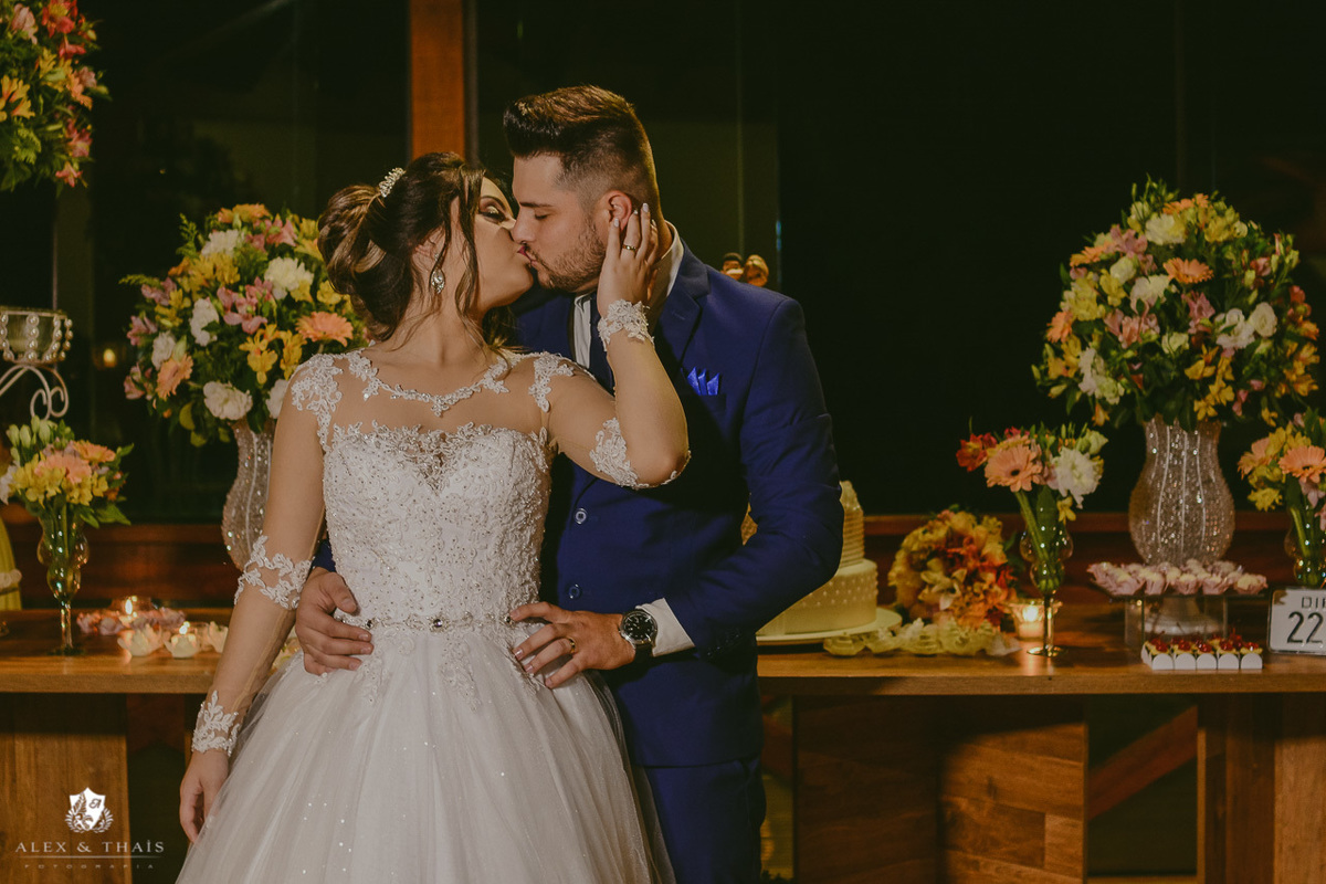 noivos na mesa do bolo, festa no vale verde festas e eventos