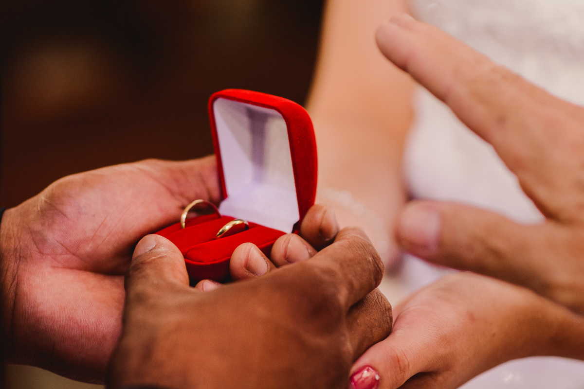 Cerimonia de casamento, igreja Paróquia Nossa Senhora da Conceição. Alianças dos Noivos.