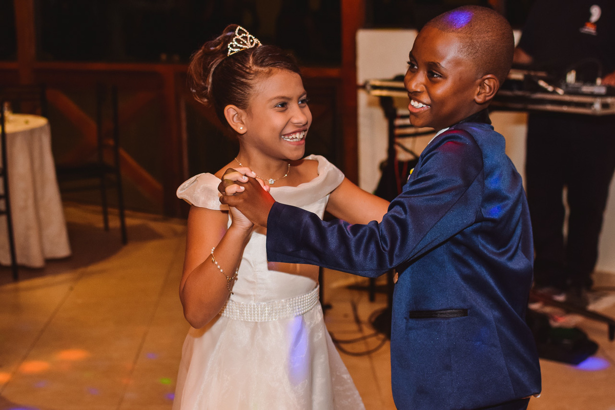 Fotos da festa de casamento, recepção no vale verde, momentos divertidos de casamento, momentos espontâneos. pajens e noivinhas
