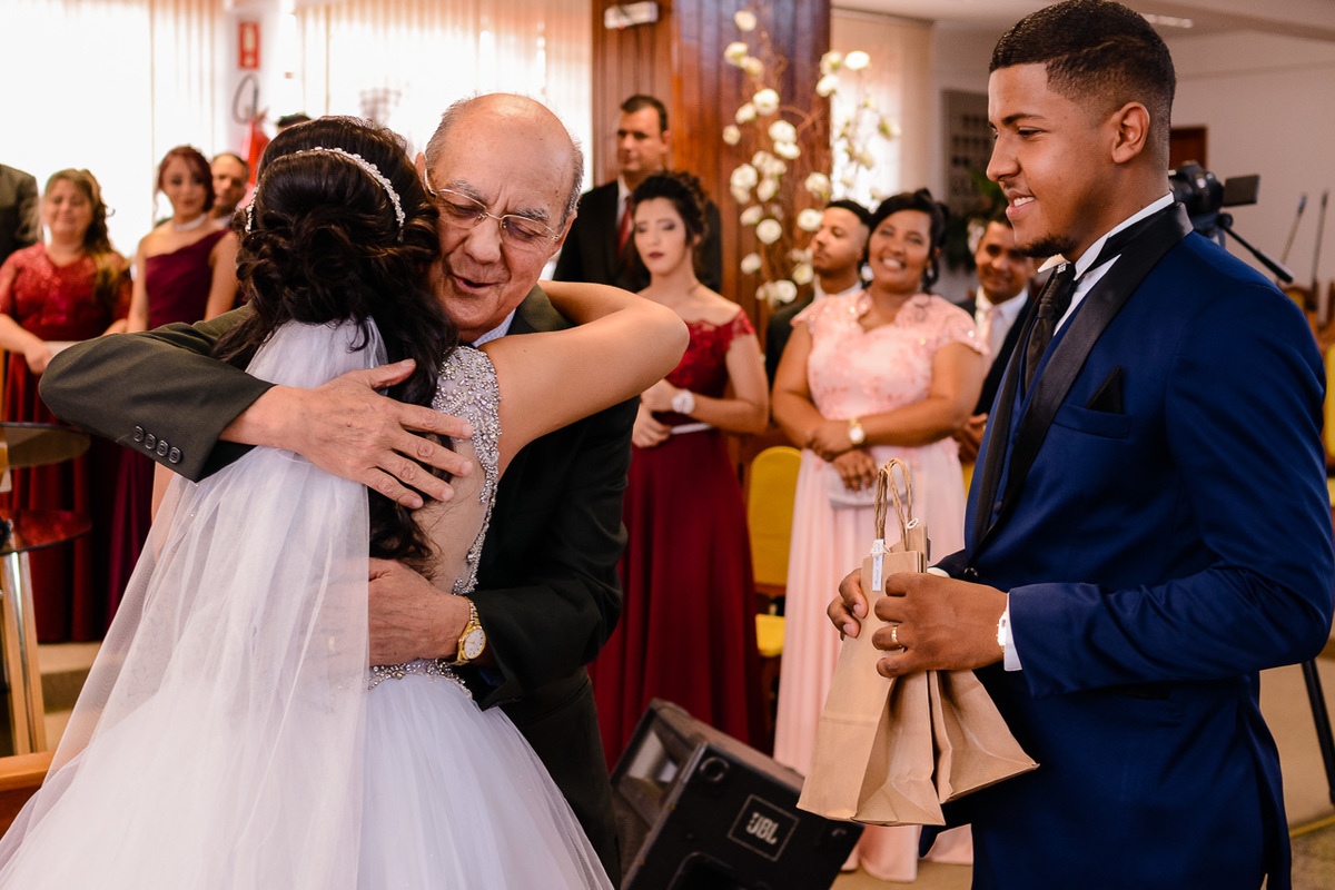 Cerimonia de casamento na assembleia de Deus sede vianelo