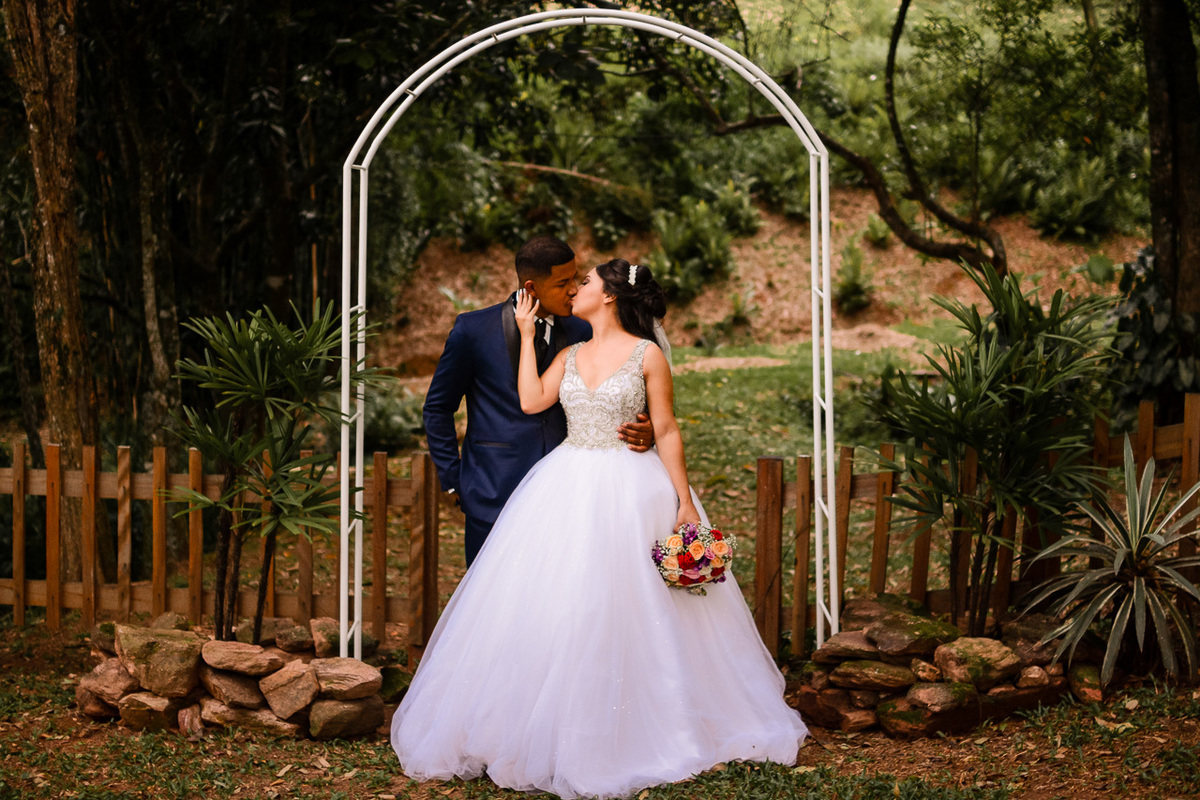 Fotos de casamento no sito do vovo, vestido de noiva, terno noivo.